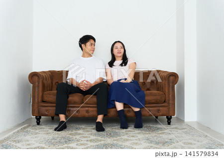 見つめ合って会話する若い男女 見つめ合って会話する若い男女 141579834