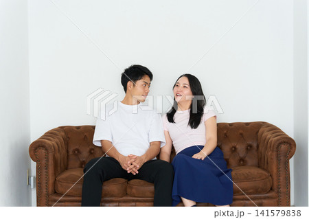 見つめ合って会話する若い男女 見つめ合って会話する若い男女 141579838