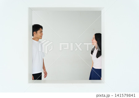 見つめ合って会話する若い男女 141579841
