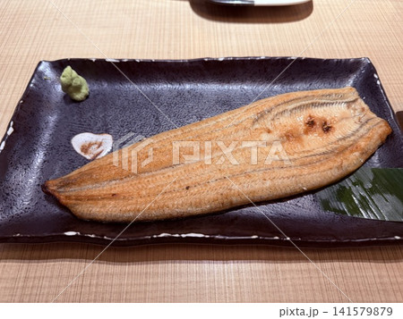 わさびで頂く、ふっくらと香ばしい鰻(うなぎ)の白焼き わさびで頂く、ふっくらと香ばしい鰻(うなぎ)の白焼き 141579879