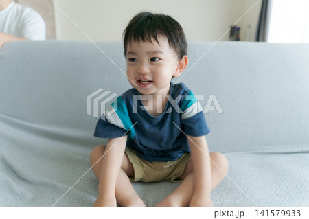ソファーに座る男の子のアップ ソファーに座る男の子のアップ 141579933