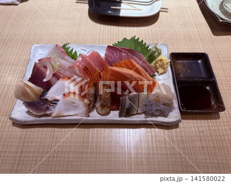豪華な海鮮刺身の盛り合わせ(居酒屋・和食メニュー) 豪華な海鮮刺身の盛り合わせ(居酒屋・和食メニュー) 141580022