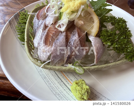 薬味がたっぷり乗った新鮮な鰯（イワシ）の刺身 141580026