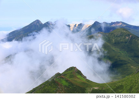 北海道の山 羅臼岳山頂より望む 知床連山 三ッ峰 硫黄山の山々 北海道の山 羅臼岳山頂より望む 知床連山 三ッ峰 硫黄山の山々 141580302