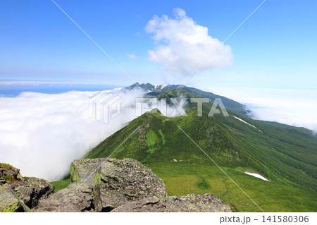 北海道の山 羅臼岳山頂より望む 知床連山 三ッ峰 硫黄山の山々 北海道の山 羅臼岳山頂より望む 知床連山 三ッ峰 硫黄山の山々 141580306