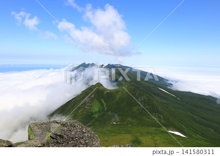 北海道の山　羅臼岳山頂より望む　知床連山　三ッ峰　硫黄山の山々 141580311