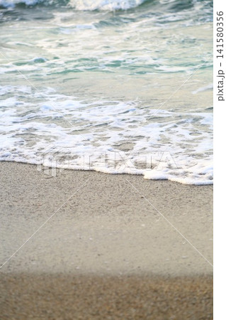 青い海と白い砂浜 141580356