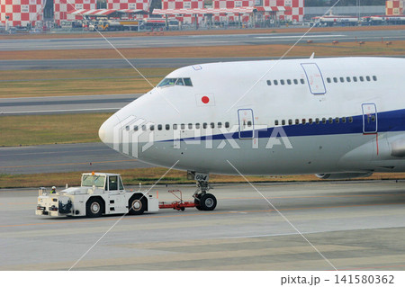トーイングカーにけん引されるB747 トーイングカーにけん引されるB747 141580362