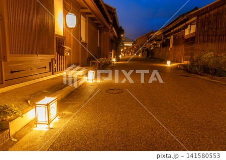 三重県亀山市 関宿の東海道の街道沿いで行われる関宿祇園夏まつりの夜の行灯の点灯 三重県亀山市 関宿の東海道の街道沿いで行われる関宿祇園夏まつりの夜の行灯の点灯 141580553