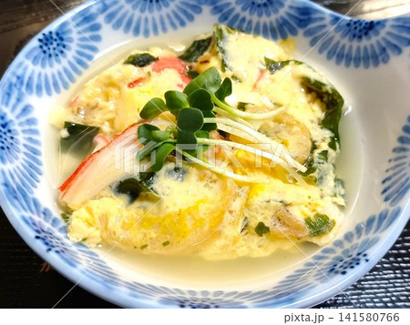 家庭の手作りの茶碗蒸し(電子レンジ調理) 141580766