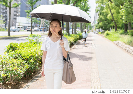 日傘をさすシニア女性 141581707
