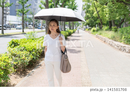 日傘をさすシニア女性 141581708