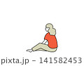 座ってぼんやりする女性 141582453
