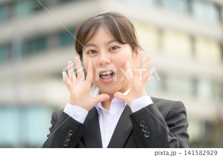 呼びかける20代日本人女性会社員 141582929