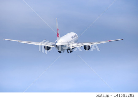 出雲縁結び空港を離陸した日本航空(JAL)のボーイング767型旅客機(背景青空):島根県出雲市 出雲縁結び空港を離陸した日本航空(JAL)のボーイング767型旅客機(背景青空):島根県出雲市 141583292