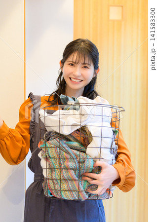 洗濯をする日本人女性 141583300