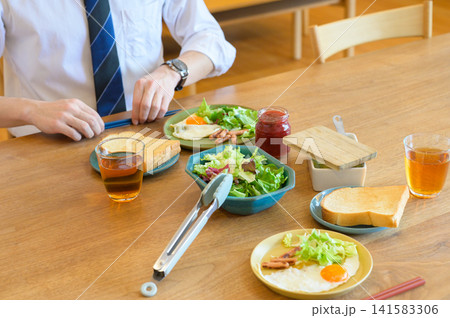 朝食を食べる日本人ビジネスマン 朝食を食べる日本人ビジネスマン 141583306