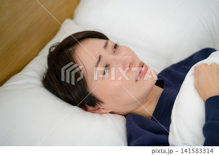 不眠症に悩まされる日本人女性 不眠症に悩まされる日本人女性 141583314