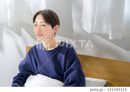 ベッドで目覚める日本人女性 141583318