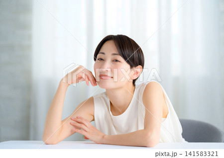 頬杖をつく日本人女性のビューティーイメージ 頬杖をつく日本人女性のビューティーイメージ 141583321