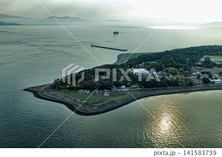 静岡市の半島沿岸と灯台・防波堤を望む空撮写真 静岡市の半島沿岸と灯台・防波堤を望む空撮写真 141583739
