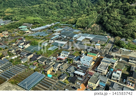 静岡市の農村部・ビニールハウスと住宅地を捉えた空撮写真 静岡市の農村部・ビニールハウスと住宅地を捉えた空撮写真 141583742