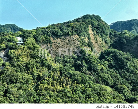 静岡市の山間部・崩落斜面と建物を捉えた空撮写真 静岡市の山間部・崩落斜面と建物を捉えた空撮写真 141583749
