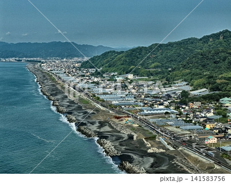 静岡市沿岸部の黒砂浜と防潮堤を捉えた空撮写真 141583756