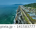 静岡市の黒砂浜と沿岸住宅街を捉えた空撮写真 141583777
