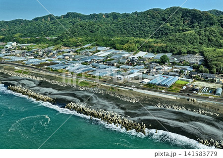 静岡市久能海岸の黒砂浜と海岸線を捉えた空撮写真 静岡市久能海岸の黒砂浜と海岸線を捉えた空撮写真 141583779