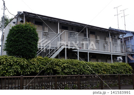 住宅街のアパート 141583991