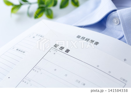 履歴書と職務経歴書と青いYシャツ 141584338