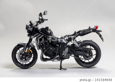 外装パーツを外したネイキッドバイク模型の真横カット 外装パーツを外したネイキッドバイク模型の真横カット 141584648