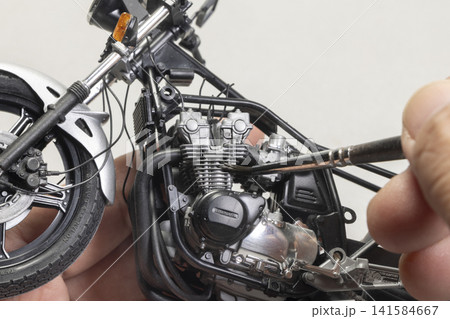 バイク模型のエンジン周りスミ入れ作業 141584667