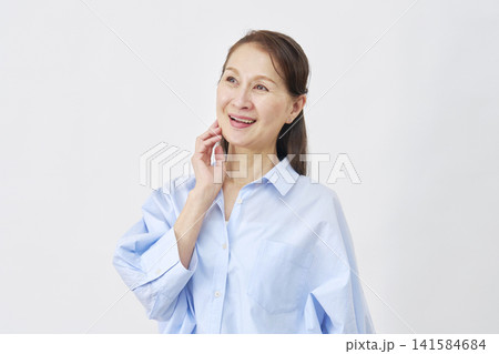 白背景の笑顔の女性 141584684