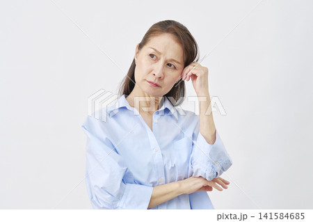 白背景で考える女性 白背景で考える女性 141584685