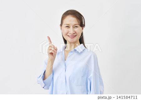 白背景で左側を指差す女性 白背景で左側を指差す女性 141584711