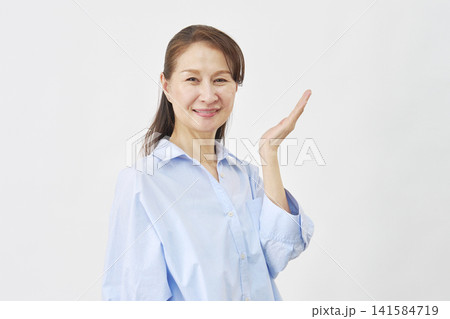 白背景で手のひらで右を指す女性 白背景で手のひらで右を指す女性 141584719