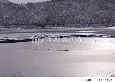 雪の積もった山と湖 雪の積もった山と湖 141585302