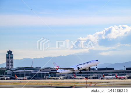 離陸する飛行機 離陸する飛行機 141586236