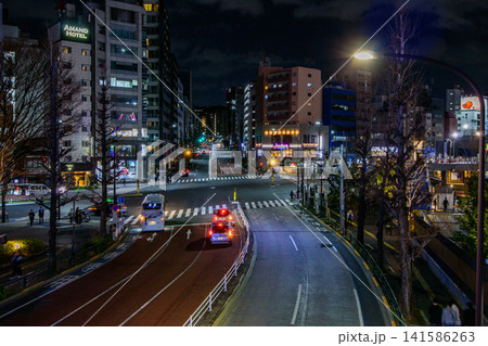 夜の街を走る車 夜の街を走る車 141586263