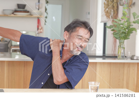 首から肩にかけて痛みを感じる男性 141586281