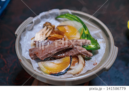 【#旅館料理】湯気立つ牛肉と野菜の陶板焼き 141586779