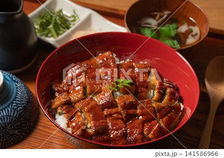 出汁をかけたり薬味をのせて食べる名古屋名物のひつまぶし 出汁をかけたり薬味をのせて食べる名古屋名物のひつまぶし 141586966