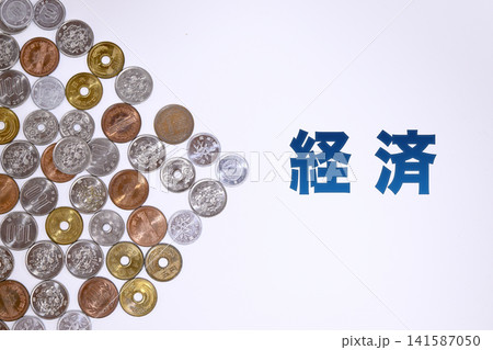 経済のテキストと日本円の硬貨 141587050