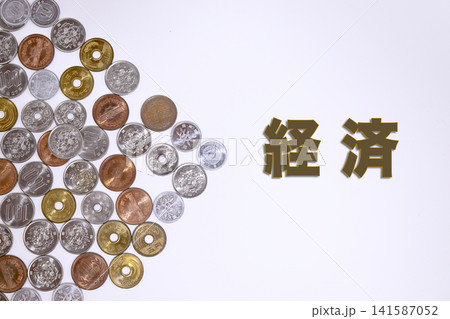 経済のテキストと日本円の硬貨 経済のテキストと日本円の硬貨 141587052