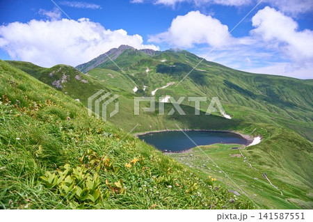 鳥海山と鳥海湖 鳥海山と鳥海湖 141587551