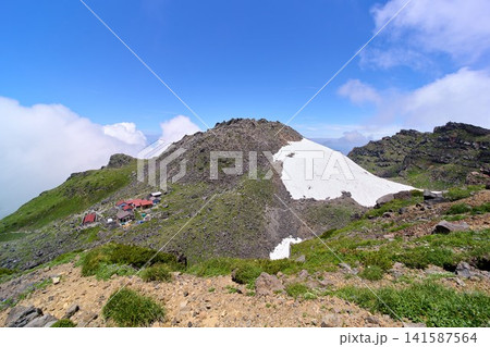 鳥海山(外輪山行者岳から見た新山山頂) 鳥海山(外輪山行者岳から見た新山山頂) 141587564