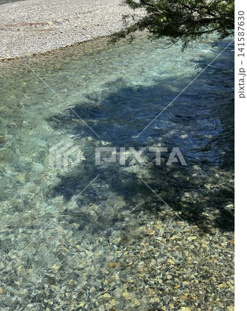 快晴の夏の梓川（上高地　※長野県松本市、撮影時期：7月） 141587630