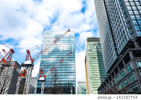 建設現場の大型クレーンと高層ビル 建設現場の大型クレーンと高層ビル 141587754